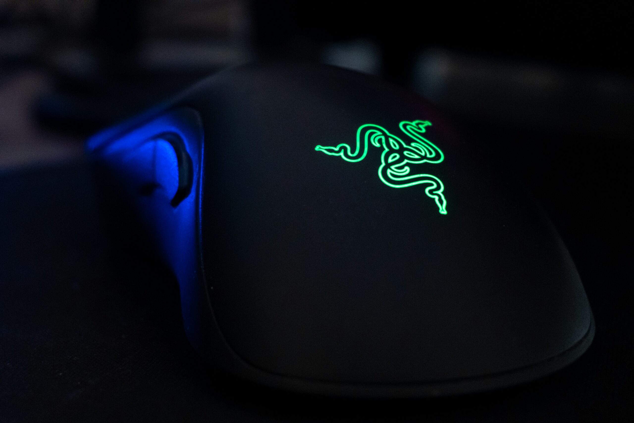 Razerロゴの黒いゲーミングマウスの写真